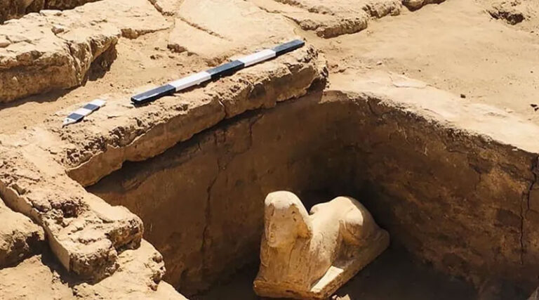 Arqueólogos encontram estátua e santuário em forma de esfinge no Egito | Mundo & História