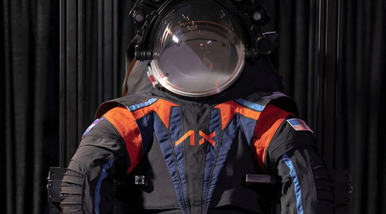 NASA revala novo traje espacial que os astronautas usarão na Lua | Mundo & História