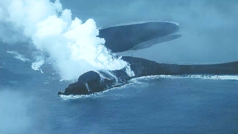 Niijima: nova ilha vulcânica do Japão continua crescendo | Mundo & História
