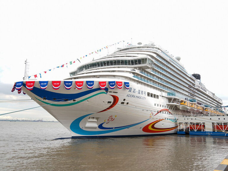 Primeiro navio de cruzeiro de grande porte da China faz viagem experimental | Mundo & História