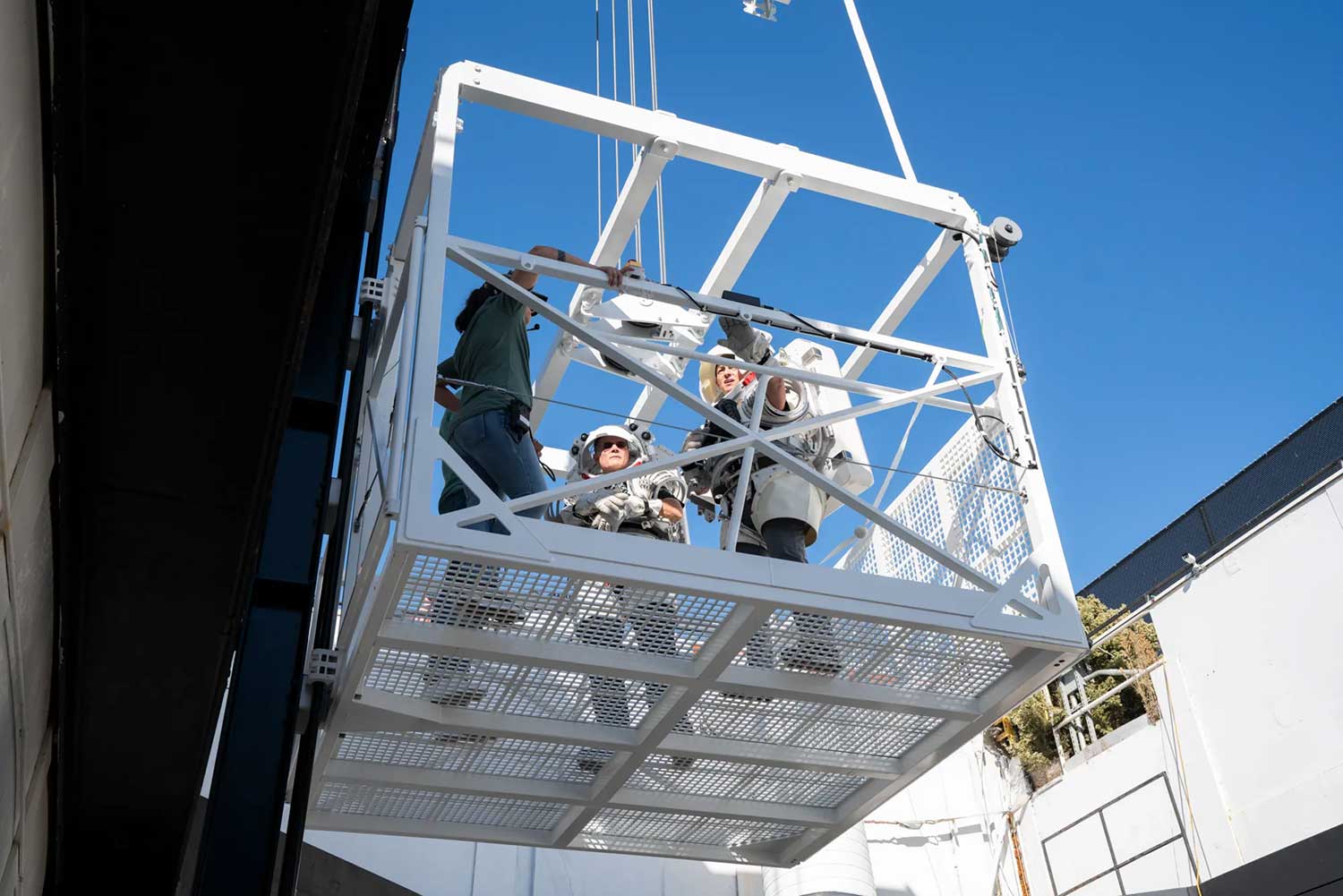 Astronautas da NASA testam elevador da SpaceX que será usado na Lua | Mundo & História