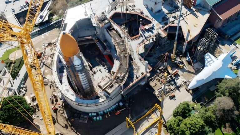 Ônibus Espacial Endeavour será montado em posição de lançamento para exposição | Mundo & História
