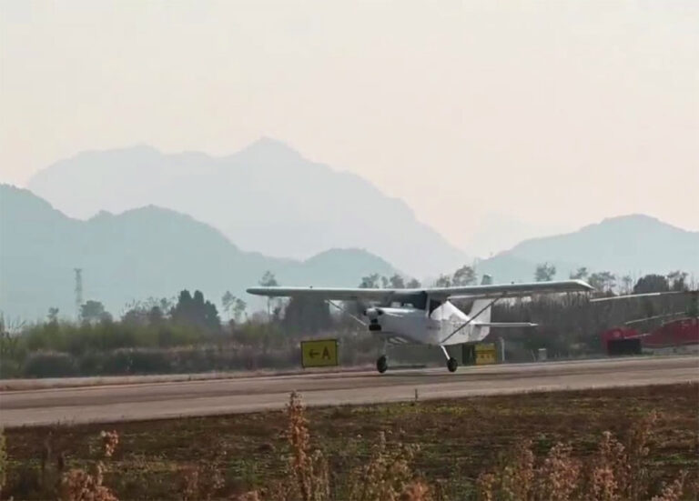 Primeiro avião elétrico chinês completa voo de teste com sucesso | Mundo & História