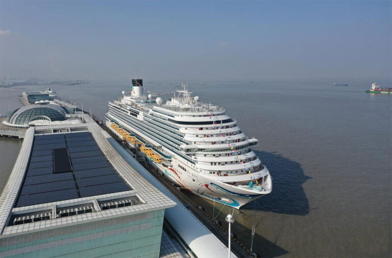Primeiro navio de cruzeiro de grande porte da China faz viagem comercial inaugural | Mundo & História