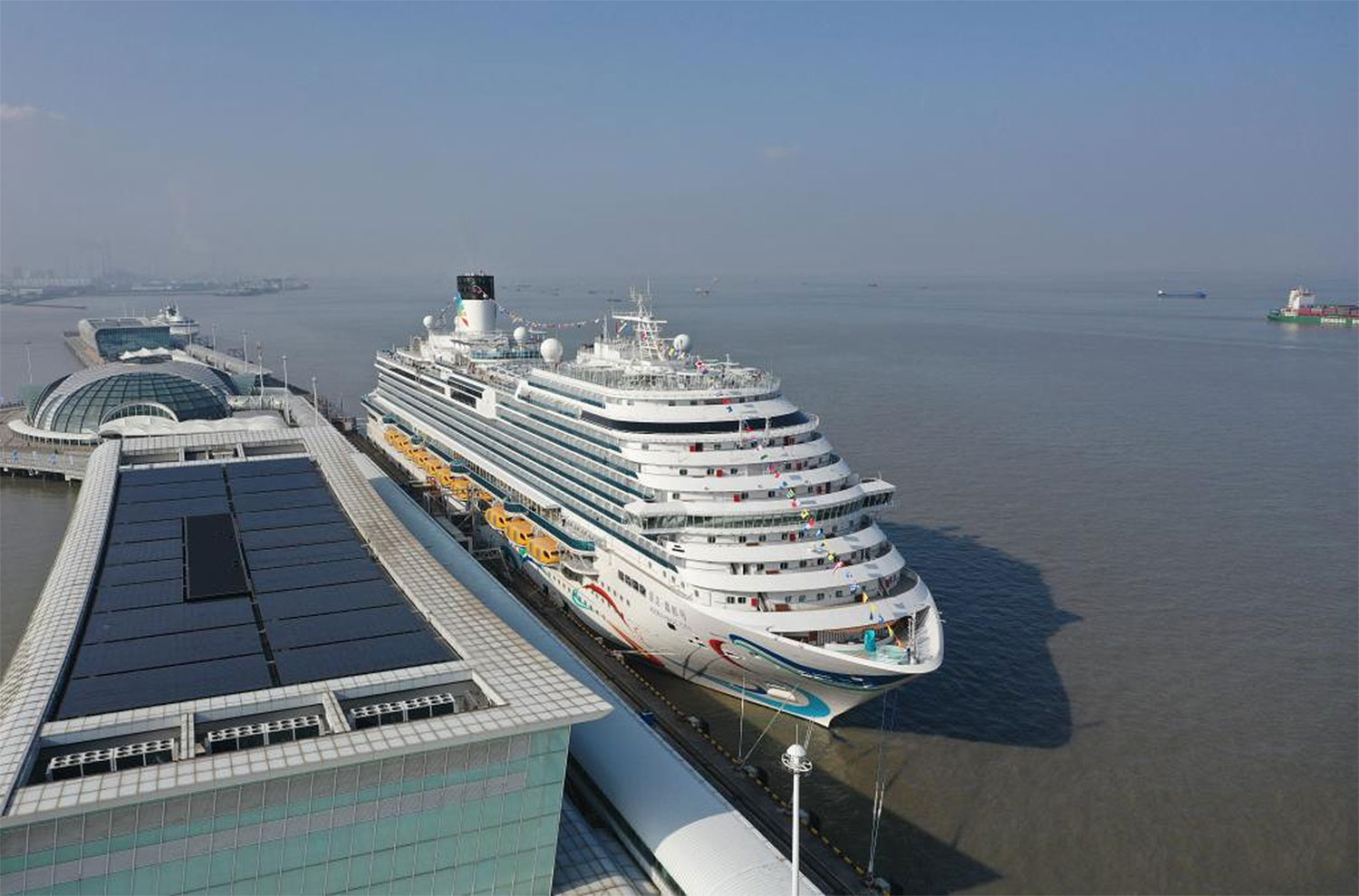 Primeiro navio de cruzeiro de grande porte da China faz viagem comercial inaugural | Mundo & História