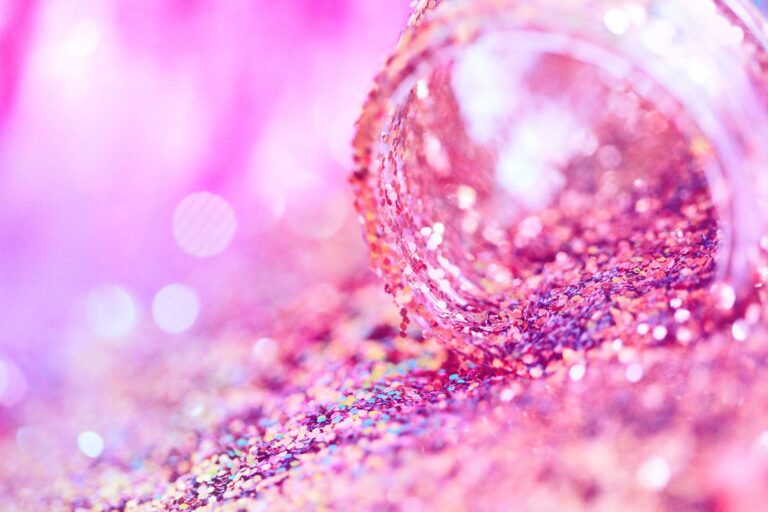 Estudo mostra como glitter usado no Carnaval contamina rios e oceanos | Mundo & História