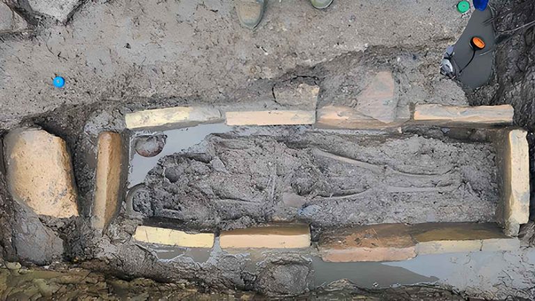Obra em ponto turístico de Veneza revela tumba medieval | Mundo & História
