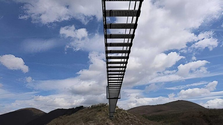 Cidade italiana inaugura ponte tibetana mais alta da Europa | Mundo & História