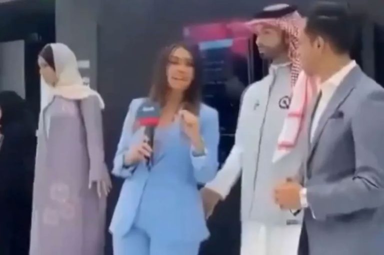 Robô 'apalpa' jornalista em evento na Arábia Saudita | Mundo & História
