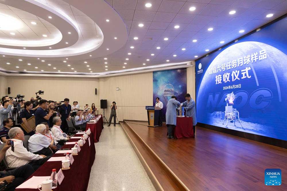China abre cápsula com amostras do lado oculto da Lua | Mundo & História