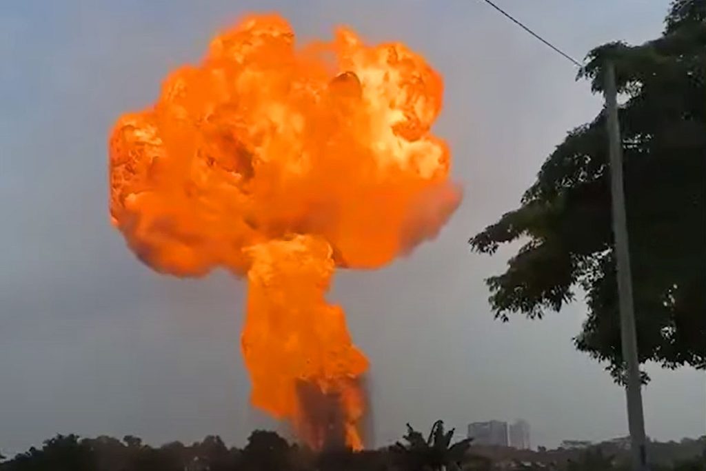 Explosão na Malásia cria um gigantesco cogumelo de fogo no céu | Mundo & História