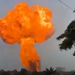 Explosão na Malásia cria um gigantesco cogumelo de fogo no céu | Mundo & História